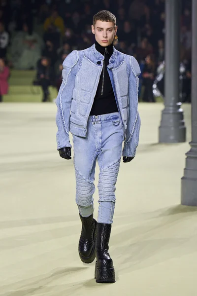 Look 17